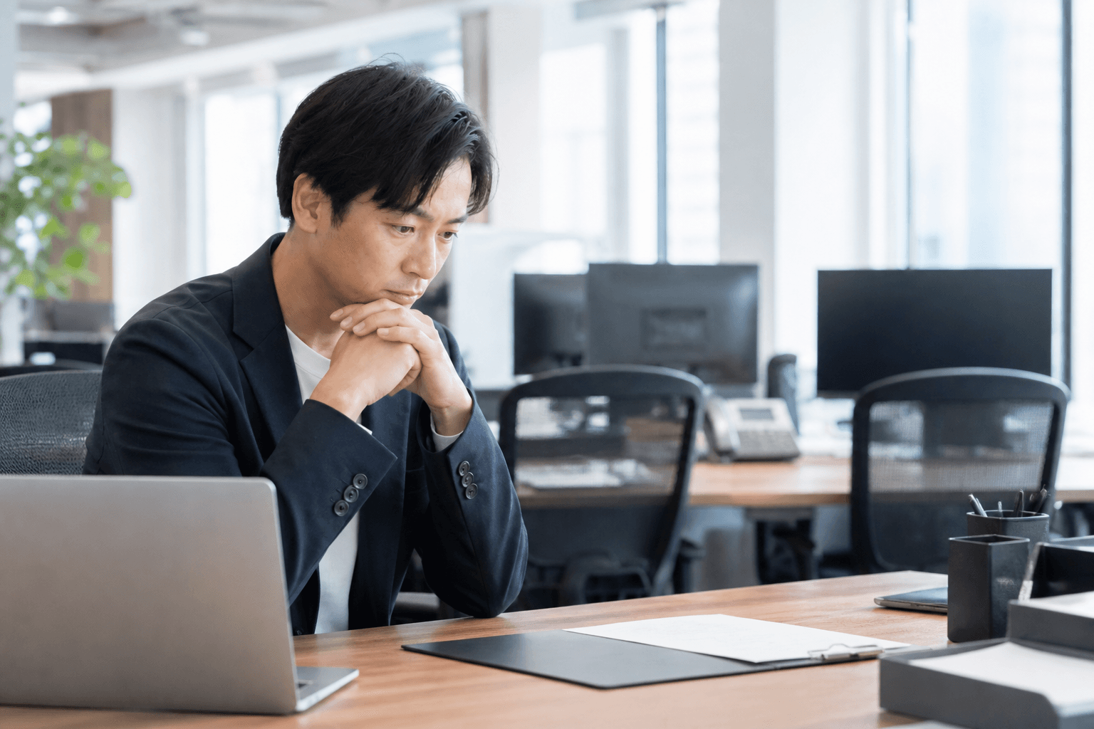 人材の定着に悩み、静かなオフィスで考える管理職
